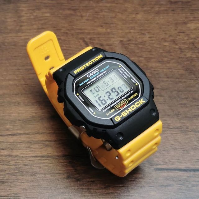 CASIO(カシオ)のG-SHOCK DW-5600(イエロー) + メタル遊環 + ショックバンパー メンズの時計(腕時計(デジタル))の商品写真