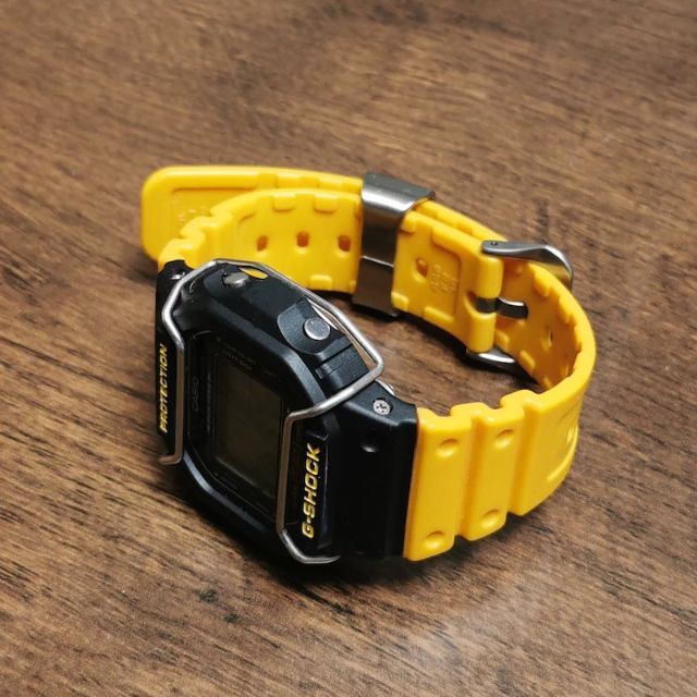 CASIO(カシオ)のG-SHOCK DW-5600(イエロー) + メタル遊環 + ショックバンパー メンズの時計(腕時計(デジタル))の商品写真