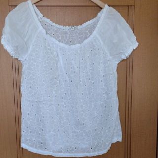 ユニクロ(UNIQLO)のM　レース トップス カットソー　花柄刺繍(カットソー(半袖/袖なし))