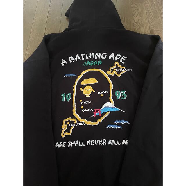 A BATHING APE パーカーになります。