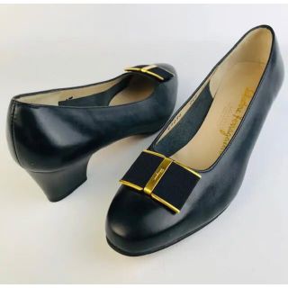 サルヴァトーレフェラガモ(Salvatore Ferragamo)の美品★サルヴァトーレ フェラガモ・レザー ゴール金具 パンプス（51/2C）(ハイヒール/パンプス)