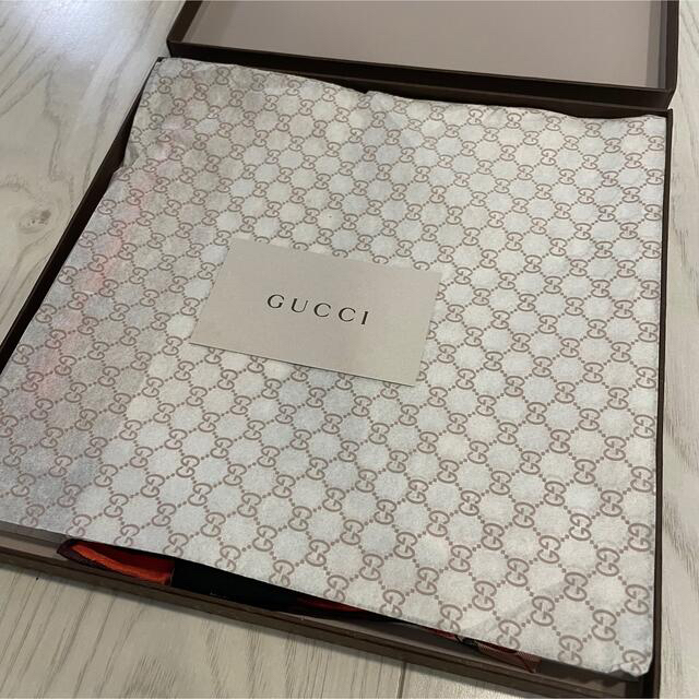 Gucci(グッチ)の新品未使用　GUCCI 大判スカーフ　花柄 レディースのファッション小物(バンダナ/スカーフ)の商品写真