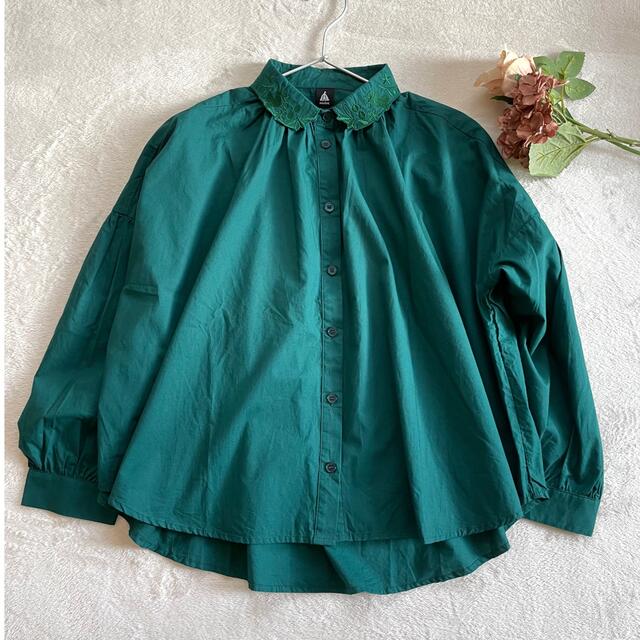 merlot(メルロー)のメルローの長袖ブラウス　緑色　フリーサイズ レディースのトップス(シャツ/ブラウス(長袖/七分))の商品写真