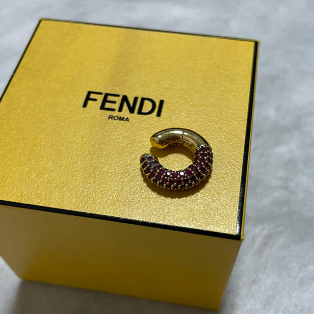 FENDI レッドストーンイヤーカフ