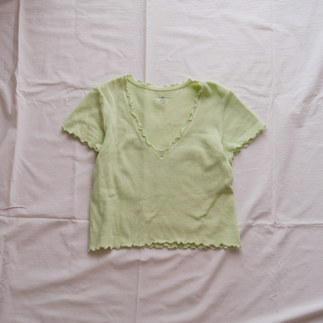 Brandy Melville(ブランディーメルビル)のBrandy Melville  ブランディー・メルビルクロップドトップス　最終 レディースのトップス(Tシャツ(半袖/袖なし))の商品写真