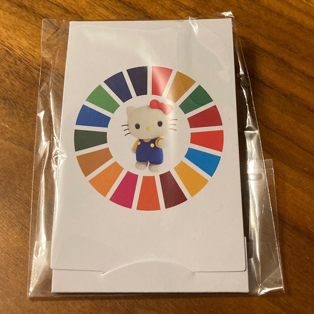 サンリオ(サンリオ)のハローキティ　SDGs　国連公式セーフティランヤード　＆　ラペルピン レディースのアクセサリー(ブローチ/コサージュ)の商品写真