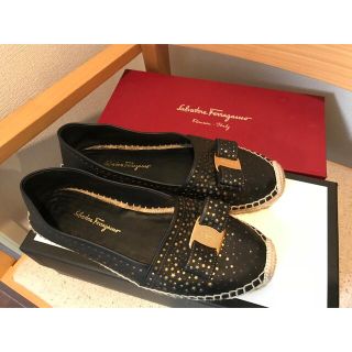 サルヴァトーレフェラガモ(Salvatore Ferragamo)の本物保証　フェラガモ　エスパドリーユ　黒×金　系　スリッポン　フラット(スリッポン/モカシン)