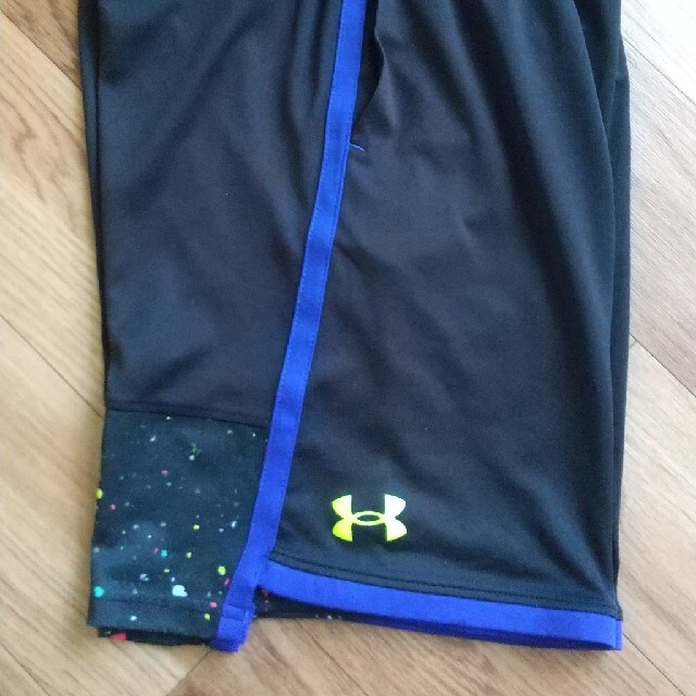 UNDER ARMOUR(アンダーアーマー)のアンダーアーマー ハーフパンツ YLG キッズ/ベビー/マタニティのキッズ服男の子用(90cm~)(パンツ/スパッツ)の商品写真