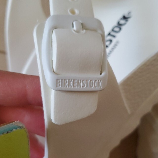 BIRKENSTOCK(ビルケンシュトック)の新品　BIRKENSTOCK　ホワイトレディースサンダル　24㎝ レディースの靴/シューズ(サンダル)の商品写真