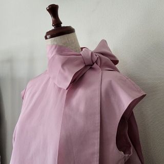 ヴァレンティノ(VALENTINO)のVALENTINO ヴァレンチノ　マイクロファイユ　リボントップス(シャツ/ブラウス(半袖/袖なし))