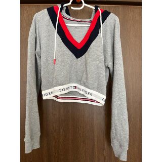 トミーヒルフィガー(TOMMY HILFIGER)のTOMY ショート丈　パカー　トレーナー(トレーナー/スウェット)