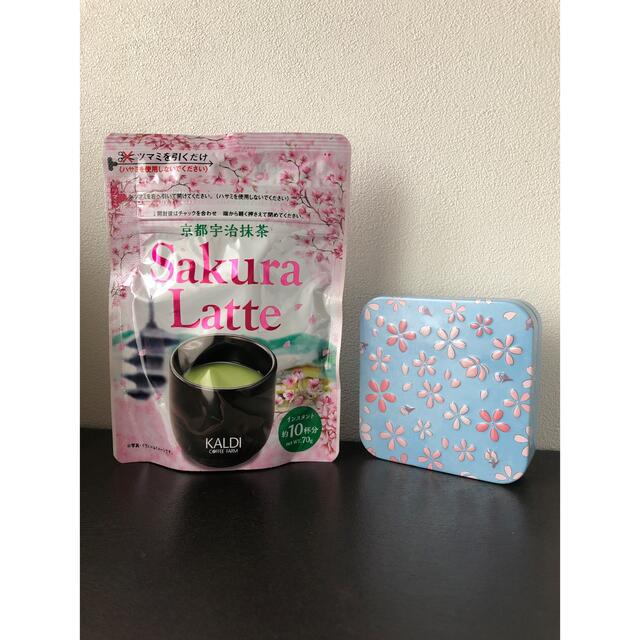 KALDI(カルディ)のカルディバナナ＆ピスタチオ&抹茶ラテ さくら缶ブルー4点セット 食品/飲料/酒の飲料(その他)の商品写真