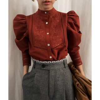 アメリヴィンテージ(Ameri VINTAGE)の【希少】UND POWER SHOULDER LACE BLOUSE テラコッタ(シャツ/ブラウス(長袖/七分))