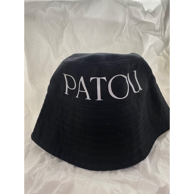 【PATOU】即日発送‼️ロゴ バケットハット 黒 完売続出 レディースの帽子(ハット)の商品写真