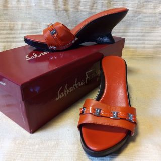 サルヴァトーレフェラガモ(Salvatore Ferragamo)の♥お値下げ!! Ferragamo オレンジサンダル♥(サンダル)