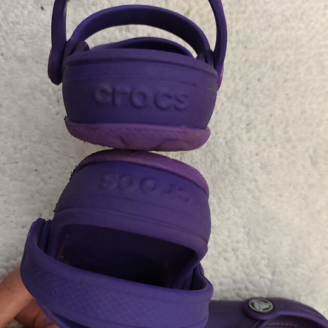 crocs(クロックス)のクロックス キッズ 約15cm(C7) サンダル 紫 女の子 キッズ/ベビー/マタニティのキッズ靴/シューズ(15cm~)(サンダル)の商品写真