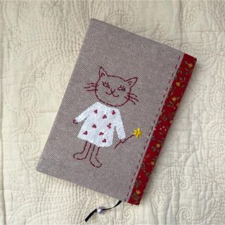 ブックカバー　ハンドメイド　文庫本サイズ  ベージュ&花柄　刺繍　ネコちゃん(ブックカバー)