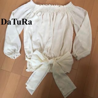 ダチュラ(DaTuRa)のDaTuRa ダチュラ リボン オフショルトップス バックリボン シースルー(チュニック)