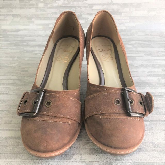 Clarks(クラークス)のclarks クラークス パンプス スエード調 チャンキーヒール アーモンドトゥ レディースの靴/シューズ(ハイヒール/パンプス)の商品写真