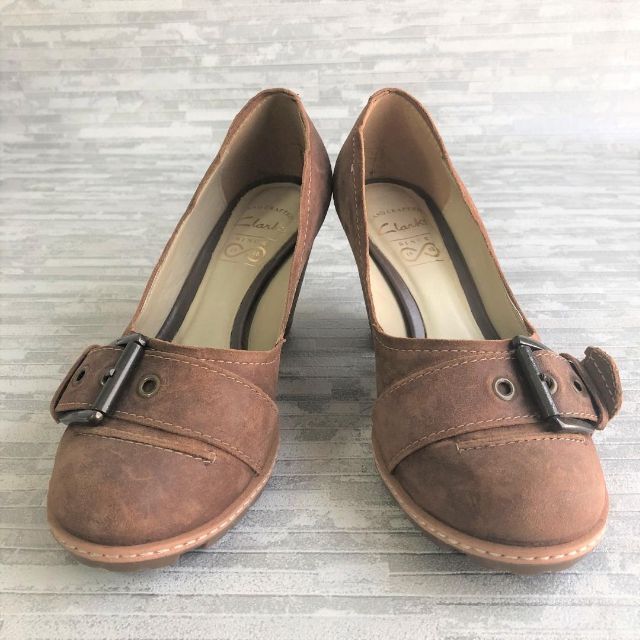 Clarks(クラークス)のclarks クラークス パンプス スエード調 チャンキーヒール アーモンドトゥ レディースの靴/シューズ(ハイヒール/パンプス)の商品写真