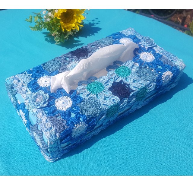 青いレース編みのティッシュボックスカバー（ガラスビーズ付き） ハンドメイドのインテリア/家具(インテリア雑貨)の商品写真