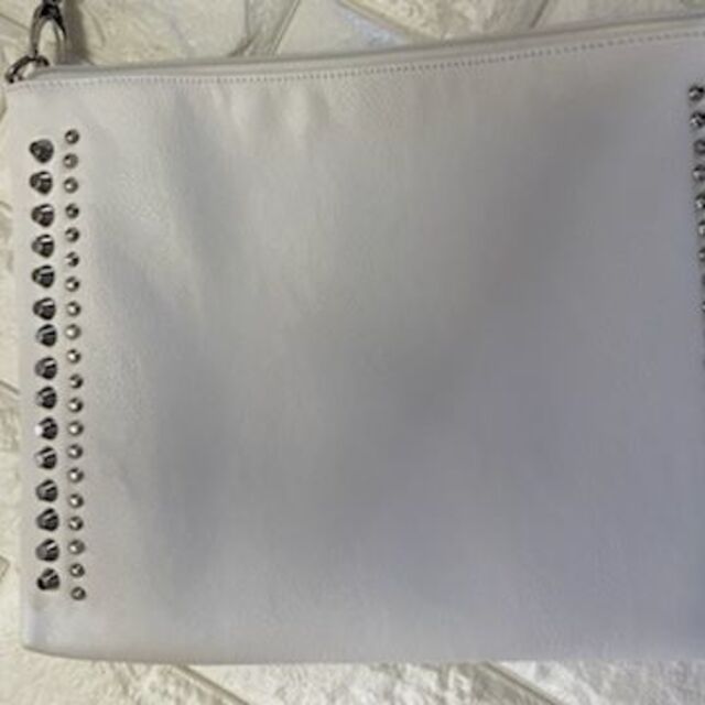 ELLE ショルダーバッグ　スタッズ　ワンダフルホワイト レディースのバッグ(ショルダーバッグ)の商品写真
