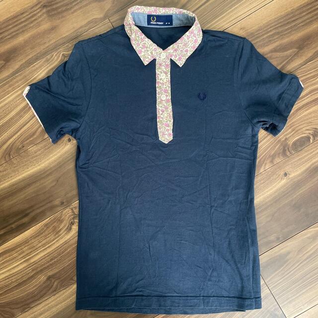 FRED PERRY(フレッドペリー)のフレッドペリー　襟小花柄ポロシャツ レディースのトップス(ポロシャツ)の商品写真