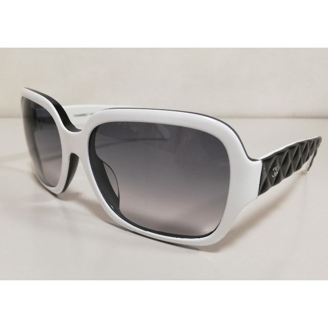 シャネル サングラス マトラッセ ホワイト×ブラック 5124  レディースのファッション小物(サングラス/メガネ)の商品写真