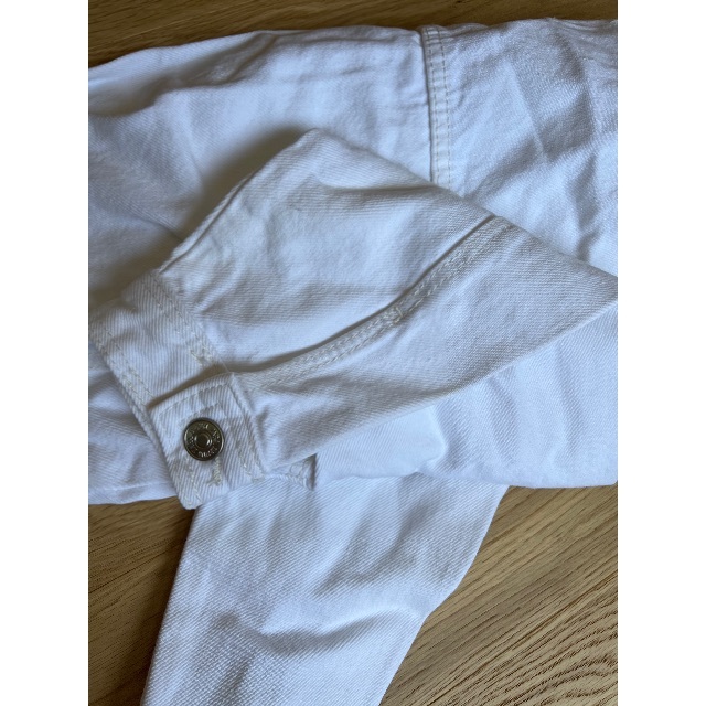 ZARA(ザラ)のZARA ホワイトデニムジャケット キッズ/ベビー/マタニティのキッズ服女の子用(90cm~)(ジャケット/上着)の商品写真