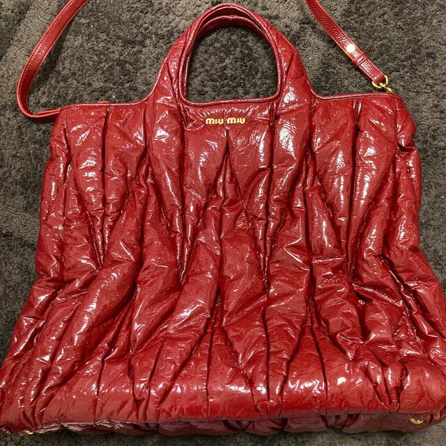 本日限定お値下げ　可愛い　個性派　miumiu マトラッセ　赤　エナメル　大容量 レディースのバッグ(トートバッグ)の商品写真
