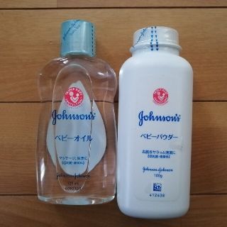 ジョンソン(Johnson's)のジョンソン・エンド・ジョンソン　ベビーオイルとベビーパウダーのセット(ベビーローション)