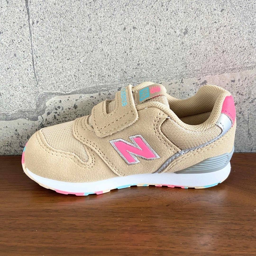 New Balance(ニューバランス)の【新品】15.5センチ ピンク×イエロー ニューバランス スニーカー キッズ キッズ/ベビー/マタニティのキッズ靴/シューズ(15cm~)(スニーカー)の商品写真