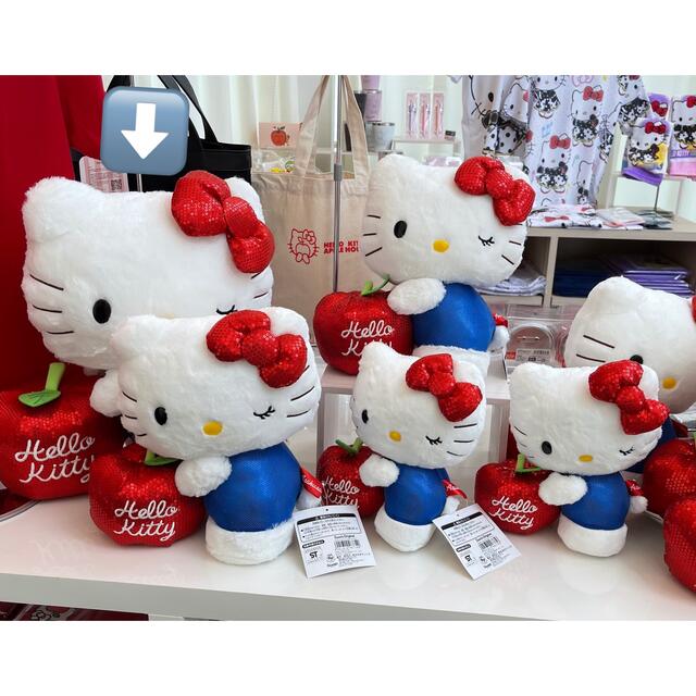 ハローキティ(ハローキティ)の新品 HELLOKITTY SHOWBOX 限定 りんご キティ ぬいぐるみ 大 エンタメ/ホビーのおもちゃ/ぬいぐるみ(ぬいぐるみ)の商品写真