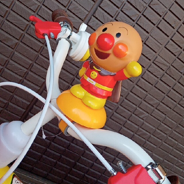 （かずみ様専用）アンパンマン自転車＆ヘルメット キッズ/ベビー/マタニティの外出/移動用品(自転車)の商品写真