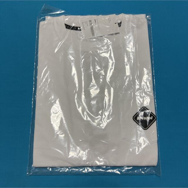 F.C.R.B.(エフシーアールビー)のXL FCRB VERTICAL LOGO POCKET TEE ホワイト メンズのトップス(Tシャツ/カットソー(半袖/袖なし))の商品写真