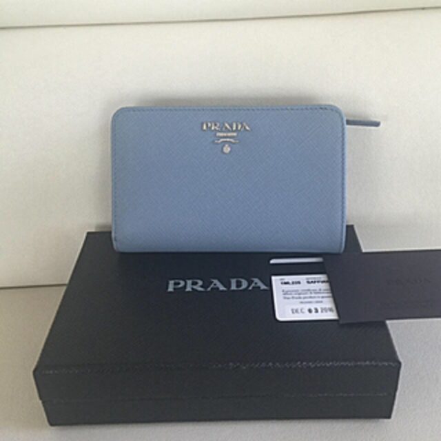 PRADA 二つ折り財布　水色