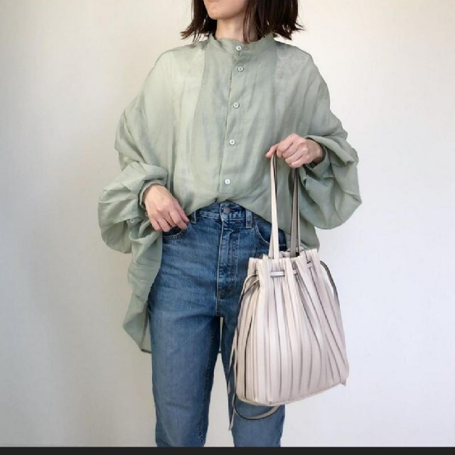 ZARA(ザラ)のくすみ ブルー 水色 プリーツ 加工 巾着 ショルダー レディースのバッグ(ショルダーバッグ)の商品写真