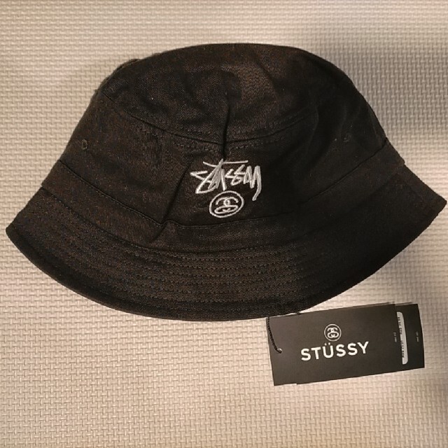 STUSSY(ステューシー)のたつのり様【新品ダグ付き】STUSSY バケットハットブラック、デニムセット メンズの帽子(ハット)の商品写真