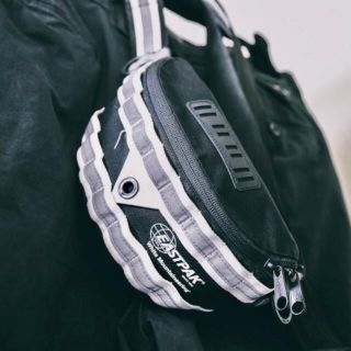 ホワイトマウンテニアリング(WHITE MOUNTAINEERING)の★美品★ホワイトマウンテニアリング EASTPACK コラボ ウェストポーチ 黒(ボディーバッグ)