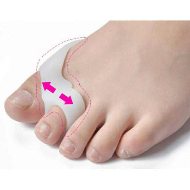 外反母趾 サポーター 2個セット シリコン 親指 足 保護 靴 矯正 パッド 白 コスメ/美容のボディケア(フットケア)の商品写真