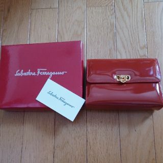 サルヴァトーレフェラガモ(Salvatore Ferragamo)のフェラガモミニクラッチ(エナメル)(クラッチバッグ)