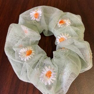 グリーン　オーガンジー　シュシュ　花柄フラワー刺繍　ヘアゴム(ヘアゴム/シュシュ)