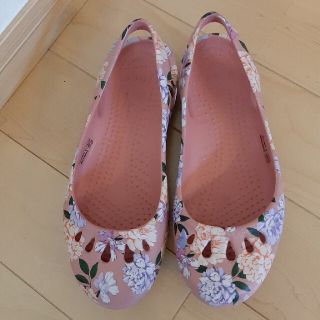 クロックス(crocs)のクロックス　花柄　ピンク　マリンディ　フラットシューズ(サンダル)