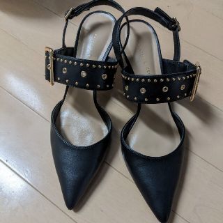 チャールズアンドキース(Charles and Keith)のチャールズアンドキース　ストラップスタッズパンプス(ハイヒール/パンプス)