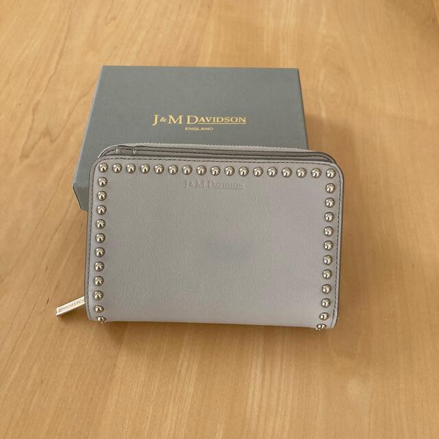 J&M DAVIDSON(ジェイアンドエムデヴィッドソン)のJ&M DAVIDSON スタッズ　2つ折り財布　ライトグレー レディースのファッション小物(財布)の商品写真