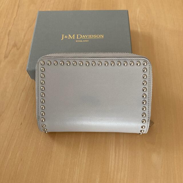 J&M DAVIDSON(ジェイアンドエムデヴィッドソン)のJ&M DAVIDSON スタッズ　2つ折り財布　ライトグレー レディースのファッション小物(財布)の商品写真