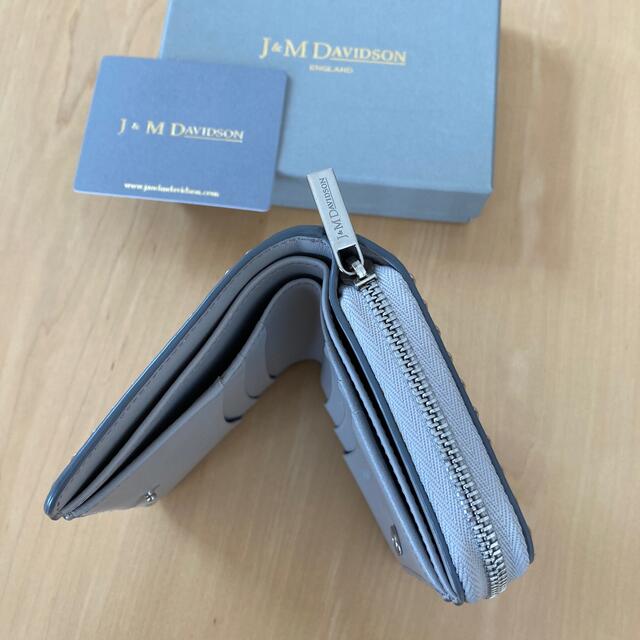 J&M DAVIDSON(ジェイアンドエムデヴィッドソン)のJ&M DAVIDSON スタッズ　2つ折り財布　ライトグレー レディースのファッション小物(財布)の商品写真