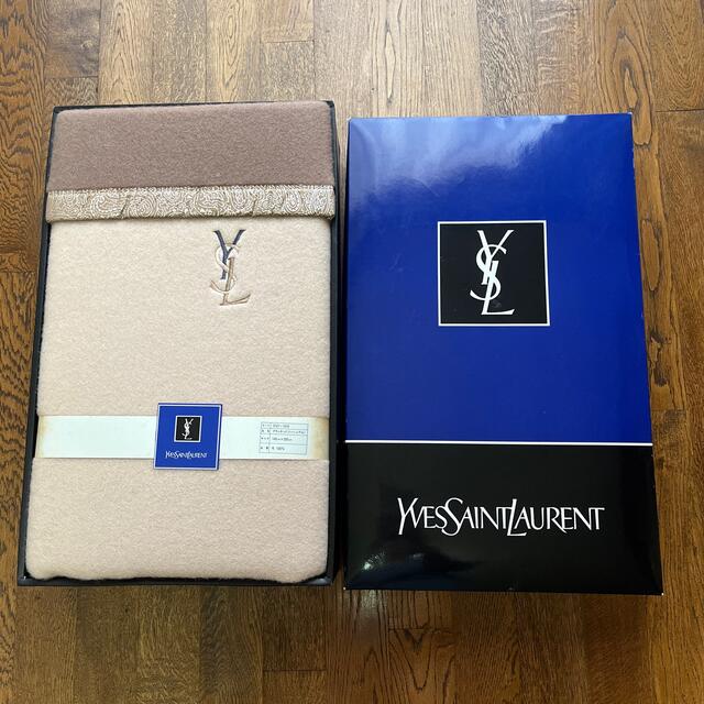 Yves Saint Laurent Beaute(イヴサンローランボーテ)の【未使用品】イヴ・サンローランの毛布（ブランケット）ベージュ 140cm×200 インテリア/住まい/日用品の寝具(毛布)の商品写真