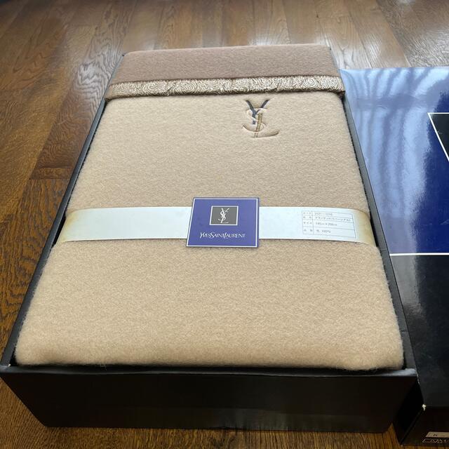 Yves Saint Laurent Beaute(イヴサンローランボーテ)の【未使用品】イヴ・サンローランの毛布（ブランケット）ベージュ 140cm×200 インテリア/住まい/日用品の寝具(毛布)の商品写真