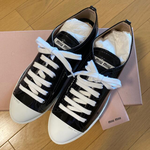 miumiu(ミュウミュウ)のmiumiu スニーカー エナメル23.5cm レディースの靴/シューズ(スニーカー)の商品写真